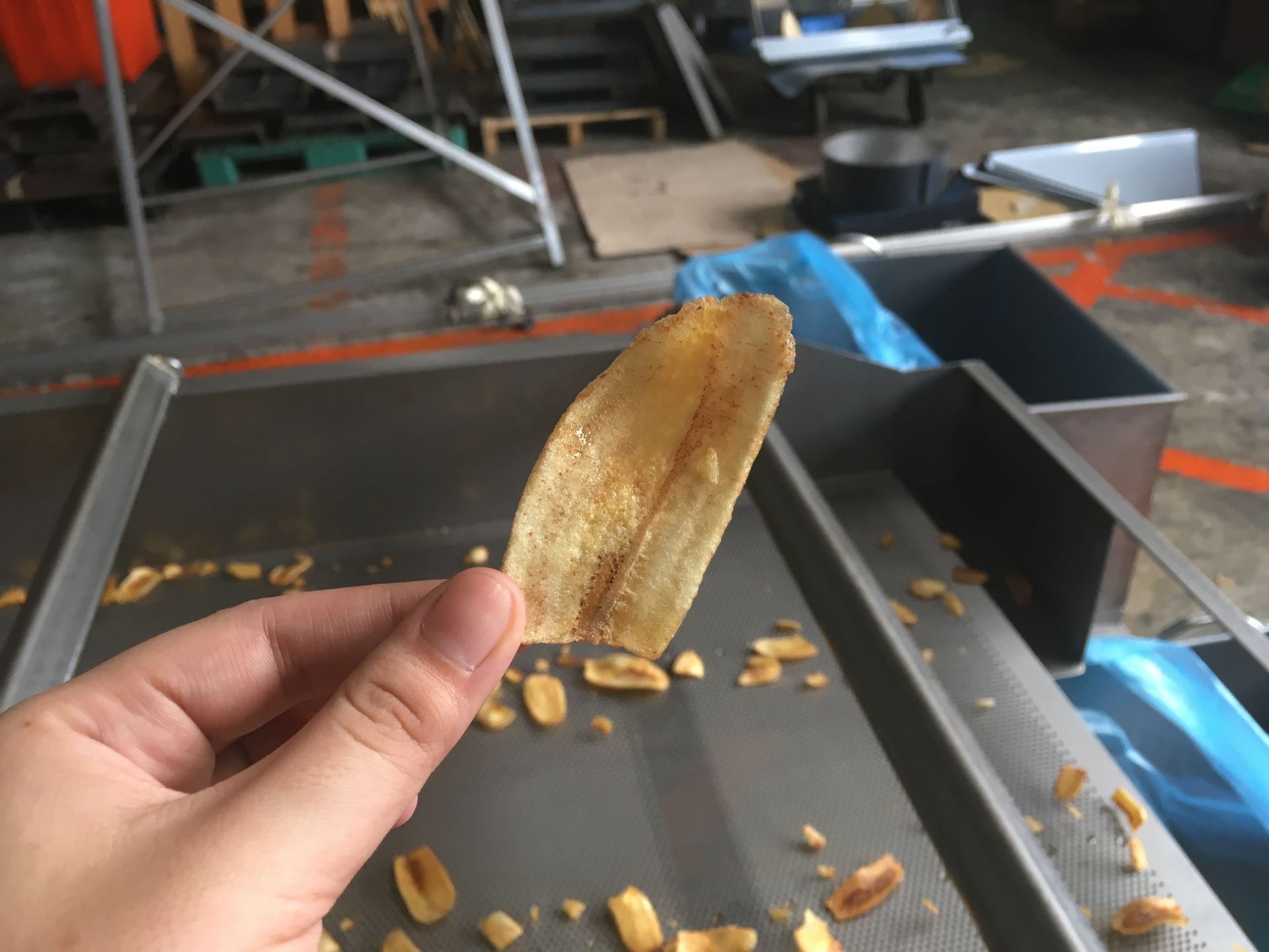 バナナチップスの製造写真
